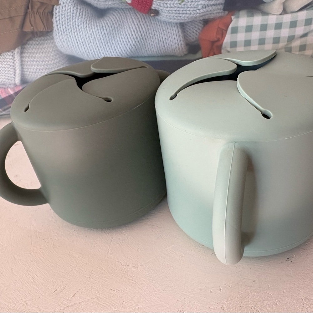 Mushie Kids Snack Cup with Spill-Proof Lid - Sage and Mint